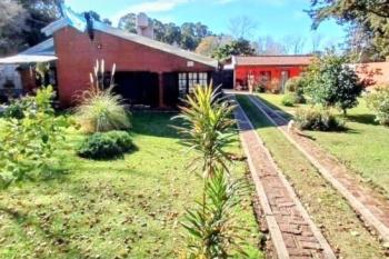 En venta. Casa principal de cuatro ambientes más monoambiente independiente - Barrio Félix U. Camet.